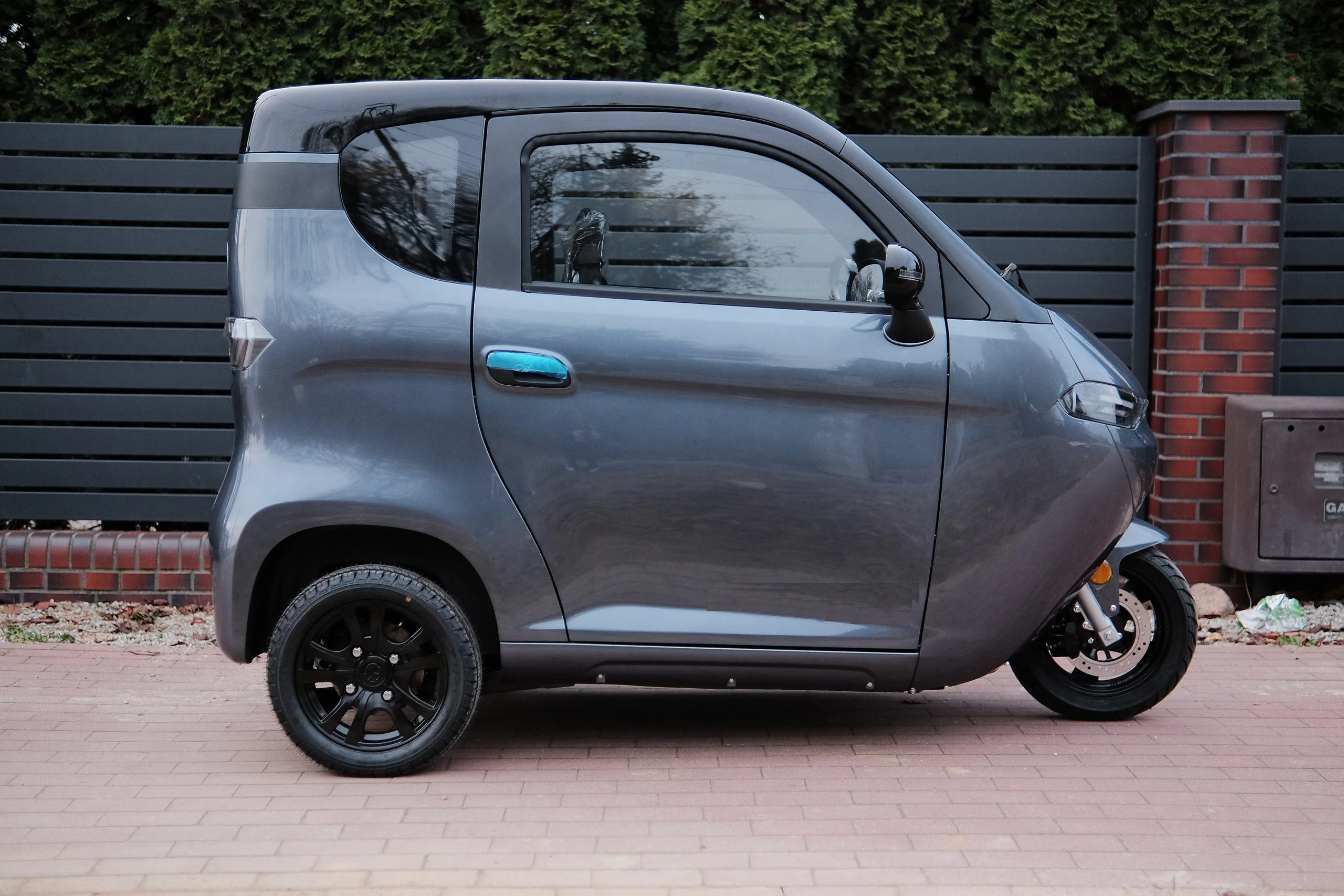 China Enclosed The Elderly Electric Cabin Tricycle with Covered EEC L2e 3 Wheel Electric Cabin Scooter Tricycle